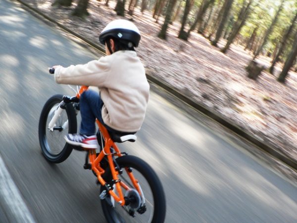 自転車に乗る子供