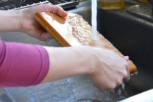 食器を洗う女性