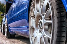 青い車のBBSホイール