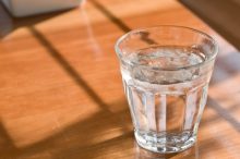 コップ一杯の水