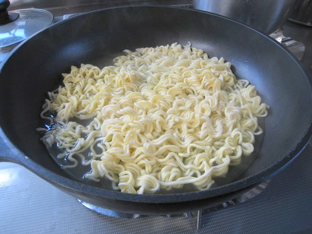 インドミー・ミーゴレンの美味しい作り方/How to cook a delicious Indomie mi goreng.