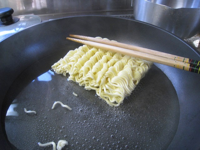 インドミー・ミーゴレンの美味しい作り方/How to cook a delicious Indomie mi goreng.